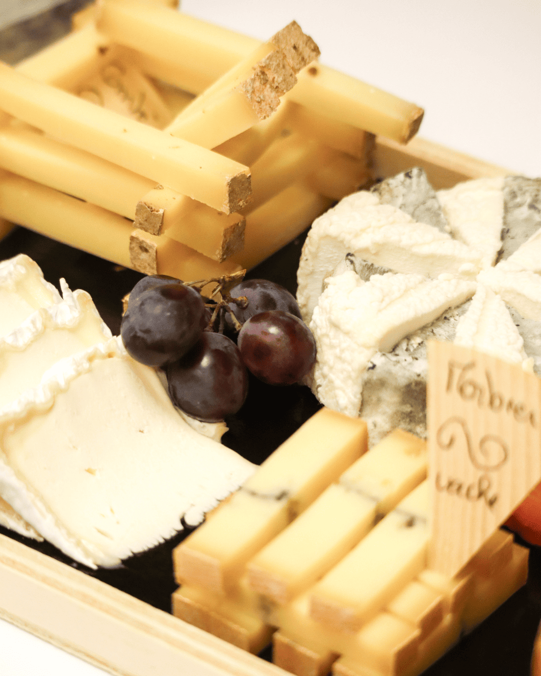 Plateau fromage, comté, raisins, Morbier
