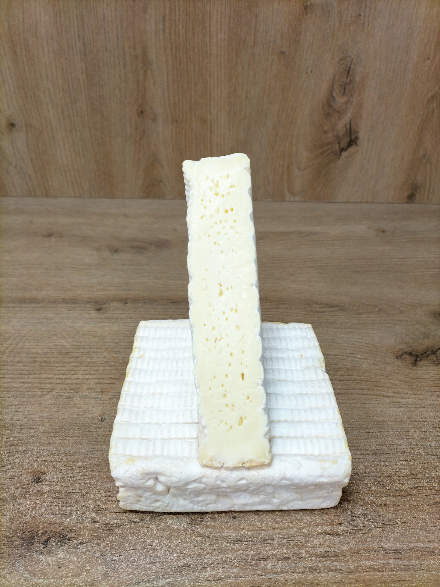 Fromage carré au lait cru de vache fabriqué en Normandie