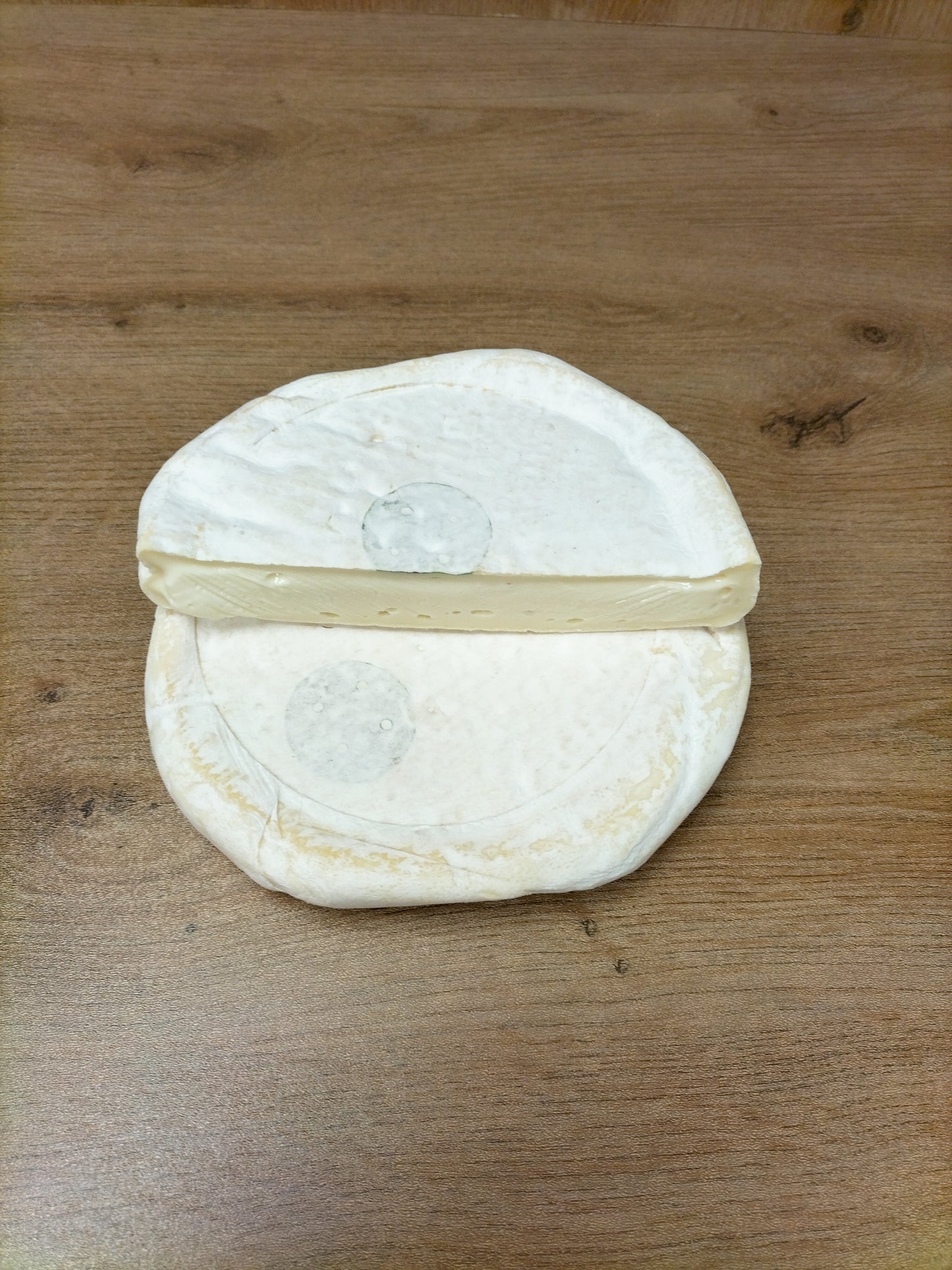 Fromage de Savoie au lait de vache à pâte préssée.